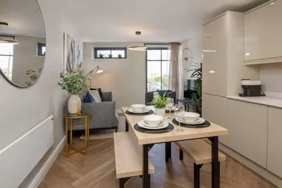 Image de The Crescent Court Apartment 3, Sleeps 4