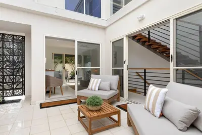 Image de 5 The Courtyards Townhouse with outdoor entertaining, close to beach and shops