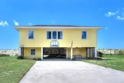 Image de 3 Bedroom 1. 5 Bath House, Oceanfront, Direct Beach Access, Sleeps 6