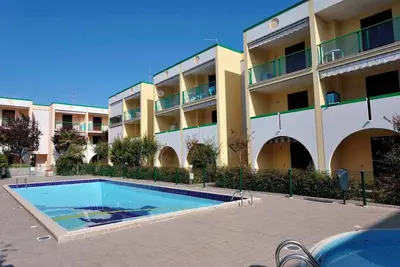 Image de Appartement de vacances avec climatisation, balcon et piscine