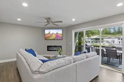 Image de Our Cove Retreat - Perfect for Wave-Free Swimming, Tanning & Prime Location Fun!
