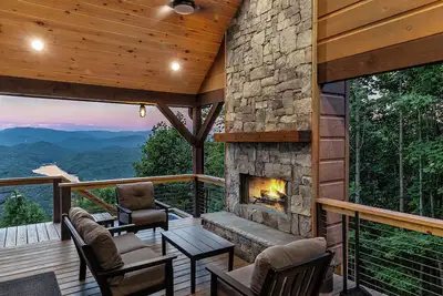 Image de A Bougie Basecamp - Your Luxe Launchpad for Smoky Mountain Adventures!