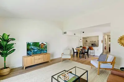 Image de Spacious cozy home between downtown & the beach!