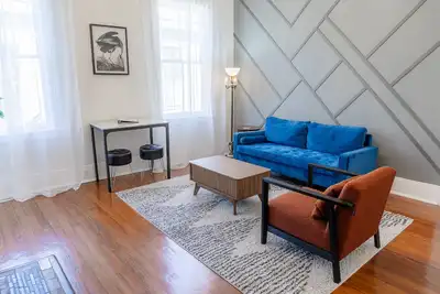 Image de Historic 3br Apt with King Beds in the Heart of the Starland District