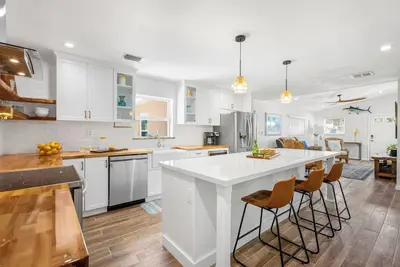 Image de Casa De Canal ~ 3 Br, 2 Ba. Canal Front Home!