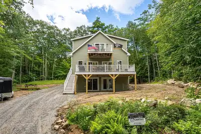 Image de This New Home Is Directly Across From The Beach
