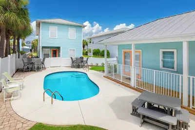 Image de Toes in the Sand - Main House + Guest House, Heated Private Pool, Walk to Beach!