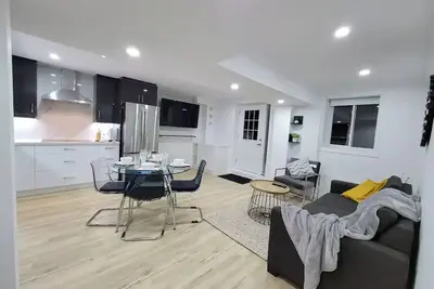 Image de Modern Oasis In Richmond Hill, The Place To Be