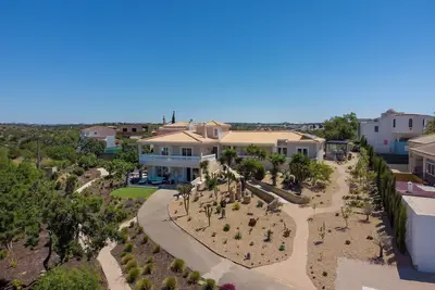 Image de Spacious 3bedroom Garden Retreat breathtaking views & easy access to amenities