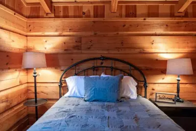 Image de New! The \"Cabin in the Pines\" w/ Hot Tub
