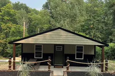 Image de Lake cabin, steps from dock 1