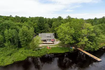 Image de Lakefront Paradise: Modern Comfort & Stunning View