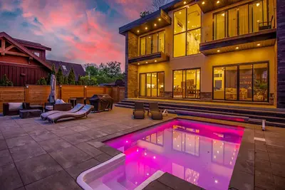 Image de Waterfront Luxury with Pool