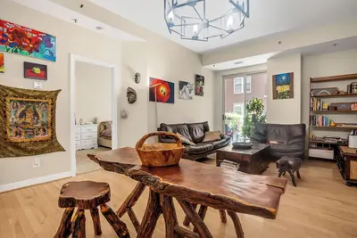 Image de Gorgeous Condo in Downtown Bethesda, metro to Dc