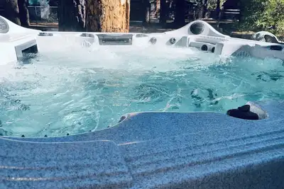 Image de Short Walk to the lake. Hot Tub!