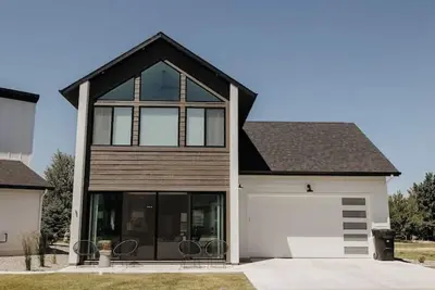 Image de New + Modern 3br House
