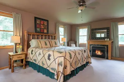 Image de Kishauwau Cabins - Jack's Deluxe Romantic cabin 10 minutes from Starved Rock\n