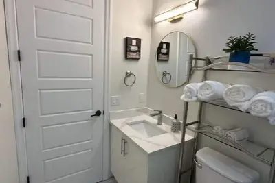 Image de Stunning and Cozy basement suite in Northwest Calgary -12 mins to Yyc Airport