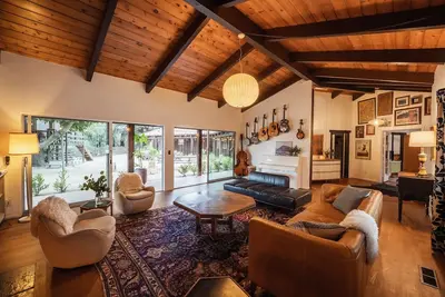 Image de Modern Farm House- Spacious, Family-Friendly Indoor/Outdoor Living!