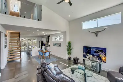 Image de Modern Luxury Oasis in the Heart of Austin -   Private Backyard & Rooftop Deck