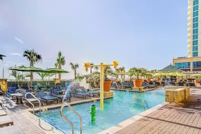 Image de Your Relaxing Beachfront Haven! Kitchenette, Outdoor Swimming Pool!
