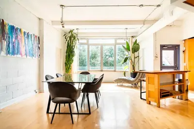 Image de Mile End - Huge Bright & Modern Loft Suite - King Bed - Parking - High Ceiling