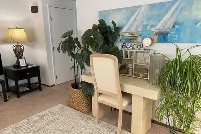 Image de Deal: Long Weekend Escape From The Snow. Dine in Newport! Cozy, Clean and Green.