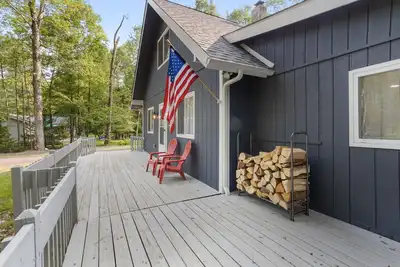 Image de Blue Cabin - Hot Tub, Fire Pit, Access to 3 Private Lakes & Beaches!