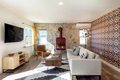Image de New! The Aberdeen House - Private Acreage + Joshua Trees + Hot Tub!