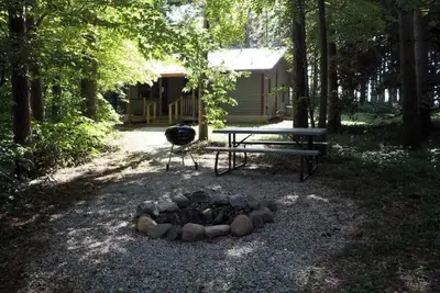 Image de Kishauwau's Starved Rock Area Cabins - Romantic Whirlpool Pines Cabin For 2
