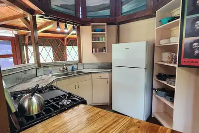 Image de North Shore 2-Story Rustic Yurt Glamping Lodge Tropical Nature Rental Near Beach