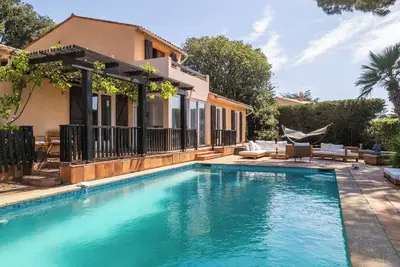 Image de Villa 5 chambres, sauna, piscine et vue mer.
