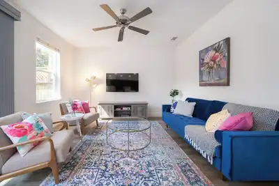 Image de Modern 4 bdrm/2. 5bath with Sauna!