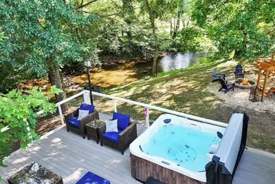 Image de Creekfront! 5* Views, hot tub, fire pit, huge deck