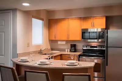 Image de Pet-friendly Accommodation w/ Full Kitchen! Free Breakfast, Pool, & Parking!