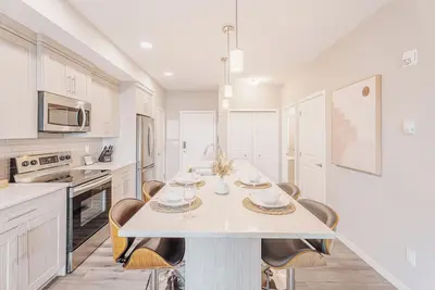 Image de Modern 2 Br condo, Sleeps 4, w/Ac, 8 mins to Yyc