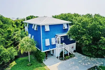 Image de Luxury SeaWatch Home w/ 2 King Suites, 2 Decks, Pool, Tennis, Beach Access & Dog Friendly