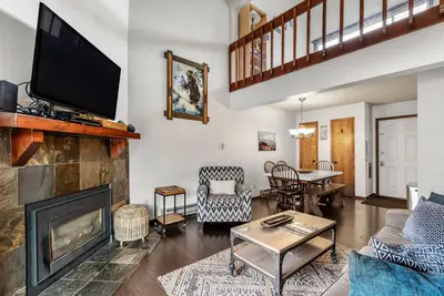 Image de 2br +Loft, Pool-HotTub, Walk to Resort/Steps to Free Town Bus Stop, Grill-W/D in Unit, Immaculate!