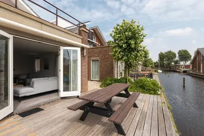 Image de appartement de luxe avec terrasse au bord de l'eau