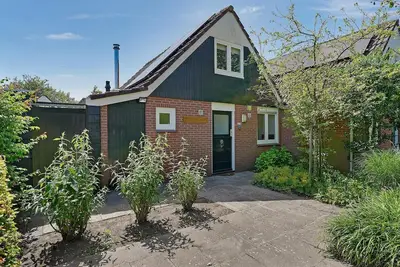 Image de Cosy holiday home with green fenced garden close to the sea.