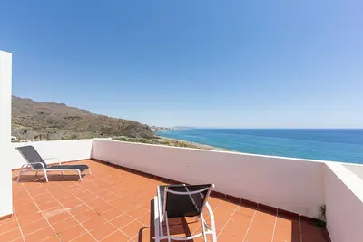 Image de Maison de vacances 'Duplex Jlc' avec vue sur la mer, piscine partagée et climatisation