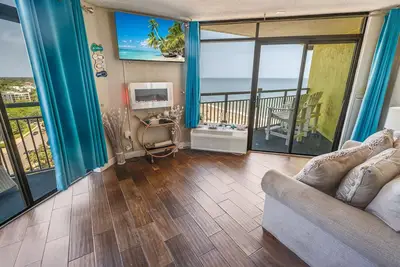 Image de Wow, Newley Renovated 16th Floor Views Nice Pools!