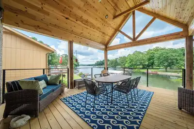 Image de T-bird Lakefront Luxury | New Home | Sleeps 16