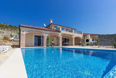 Image de Villa Terra is luxury home - a blend of rustic exterior and modern interior.