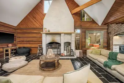 Image de New to the holiday market charming and cozy 4 bedroom Log Home.