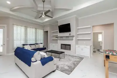 Coastal Paradise Awaits! New 5BRHome-12 Min to Beach-Pet-Friendly 500 Mbps WiFi!