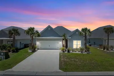 Image de Welcome to your cozy beach house offering a blend of tranquility and convenience