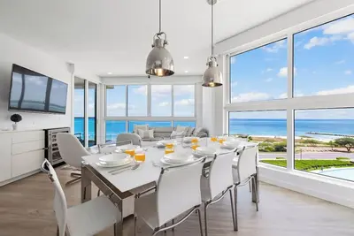 Image de Luxury Condo facing the Ocean