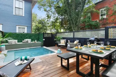 Image de Charming Victorian Home | Cocktail Pool