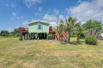 Image de Deck & Grill: Sunny Cottage in Crystal Beach!